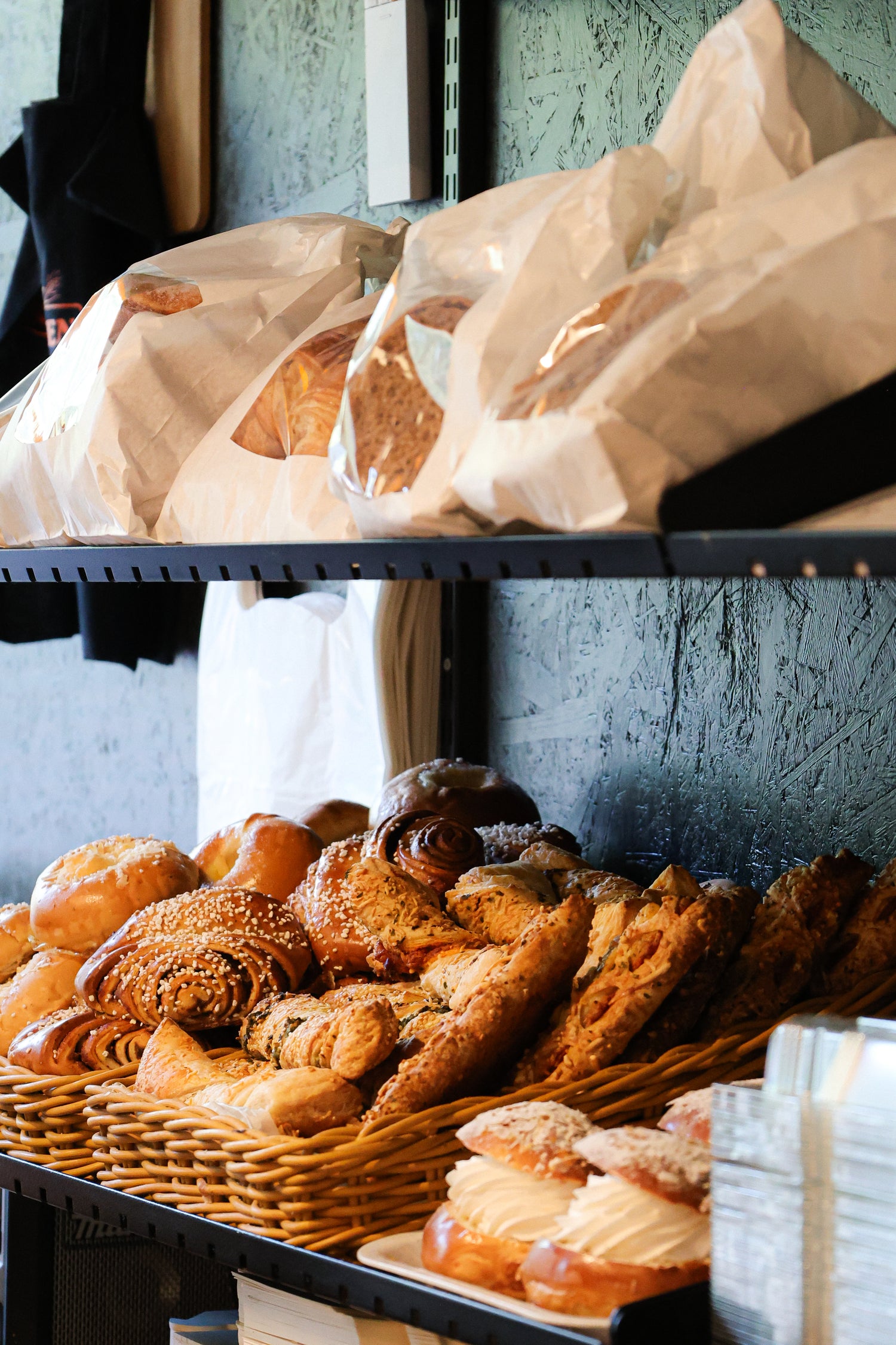 Pullia ja muita tuotteita Leipomo Toivosen leipomomyymälän hyllyllä